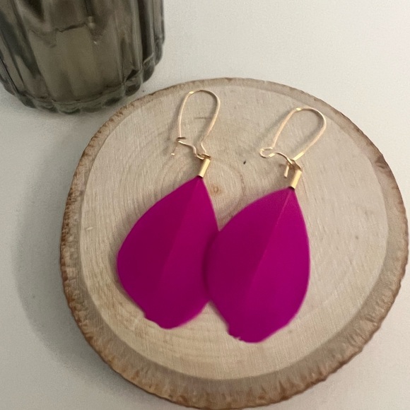 Flirty Hippie Chic Lightweight Feather Earrings - Feather Kawaii Hoops Earrings - Picture 10 of 16